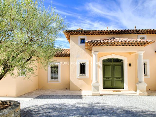 Villa avec piscine et terrasse
