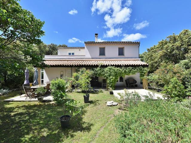 Villa avec piscine et terrasse