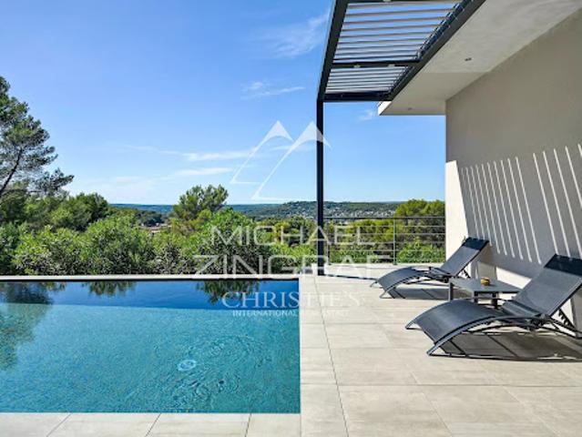 Villa avec piscine et terrasse