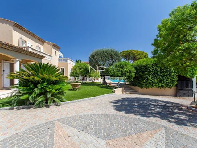 Villa avec piscine et terrasse