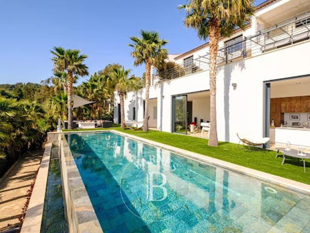Villa avec piscine et terrasse