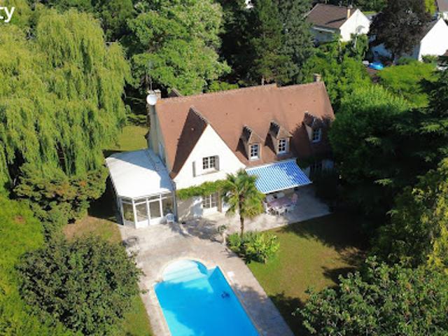 Villa avec piscine et terrasse