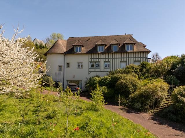 Villa avec piscine et terrasse