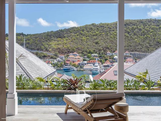 Villa avec piscine et terrasse