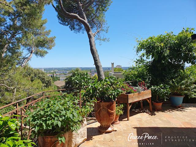 Villa avec piscine et terrasse