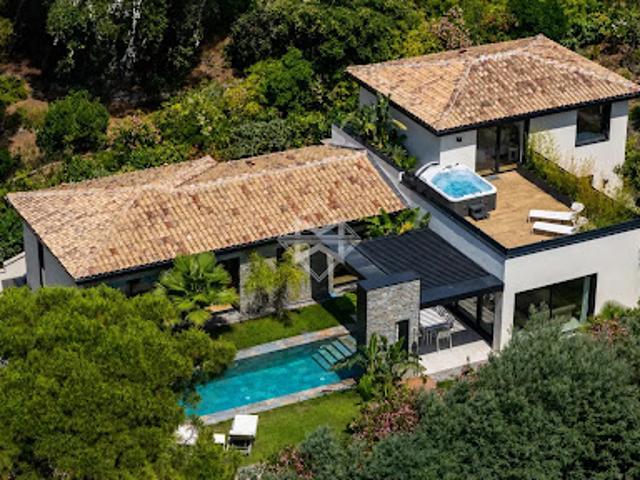 Villa avec piscine et terrasse