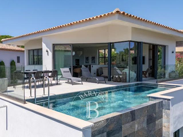 Villa avec piscine et terrasse