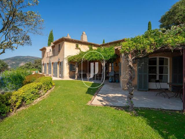 Villa avec piscine et terrasse