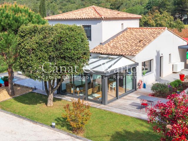 Villa avec piscine et terrasse