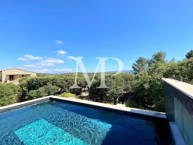 Villa avec piscine et terrasse