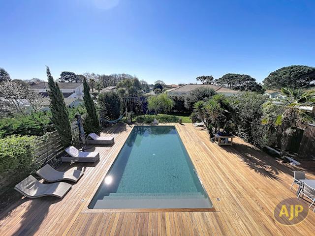 Villa avec piscine et terrasse