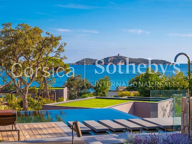 Villa avec piscine et terrasse