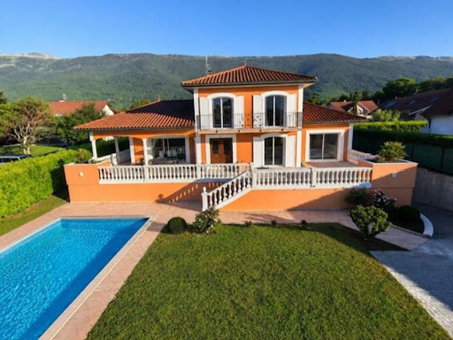 Villa avec piscine et terrasse