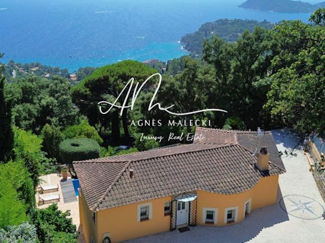 Villa avec piscine et terrasse