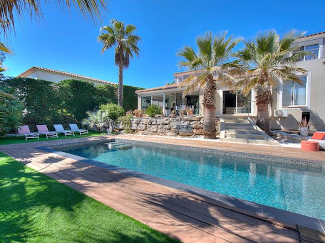 Villa avec piscine et terrasse
