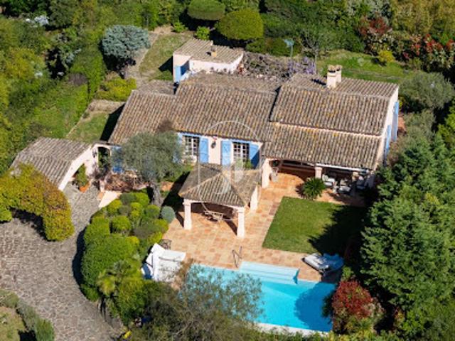 Villa avec piscine et terrasse