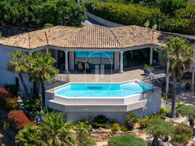 Villa avec piscine et terrasse