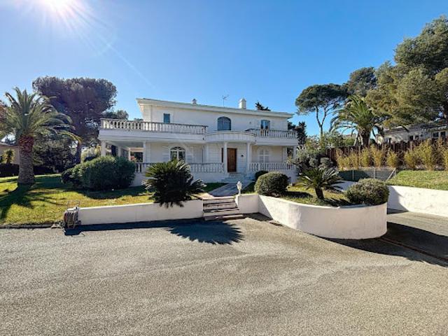 Villa avec piscine et terrasse