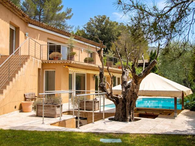 Villa avec piscine et terrasse