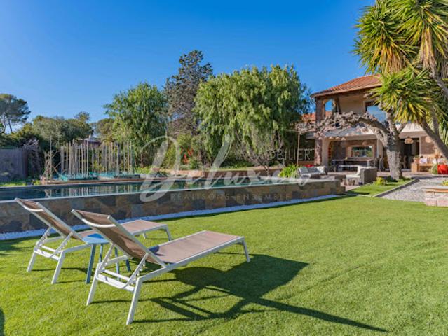 Villa avec piscine et terrasse