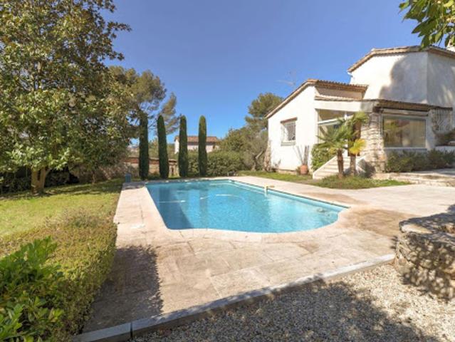 Villa avec piscine et terrasse