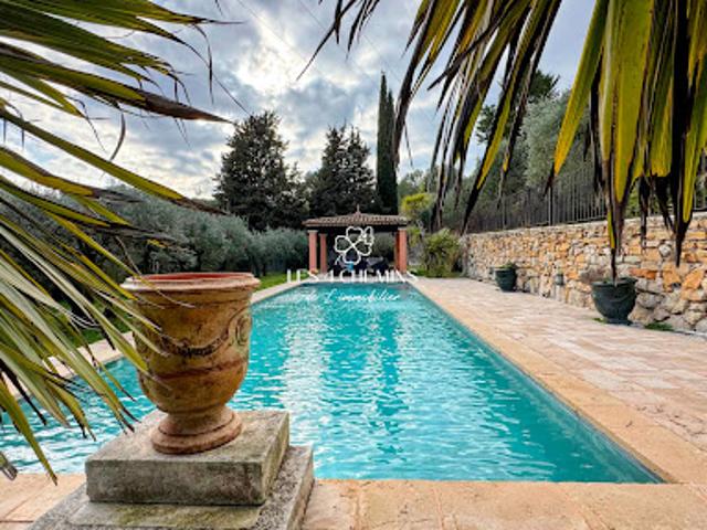 Villa avec piscine et terrasse