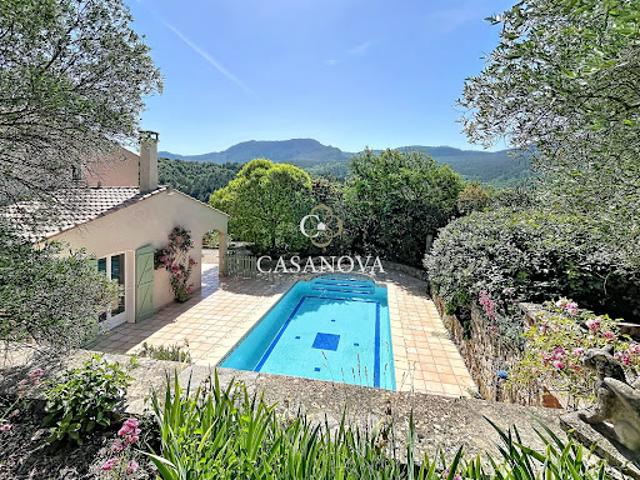 Villa avec piscine et terrasse