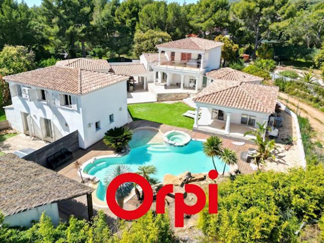 Villa avec piscine et terrasse