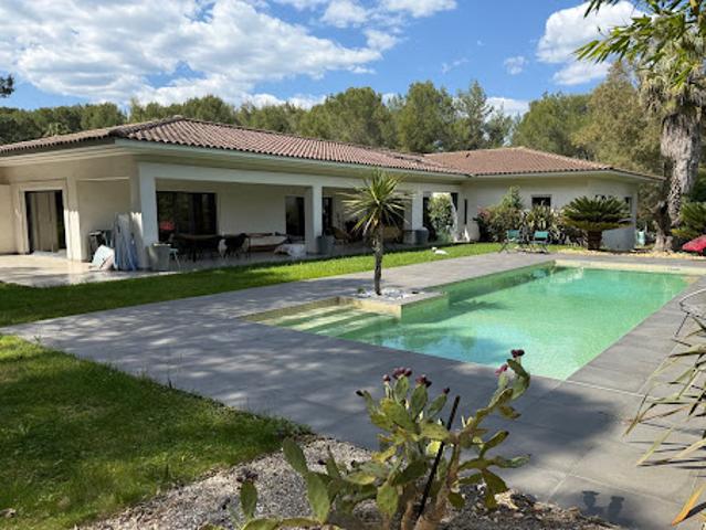 Villa avec piscine et terrasse