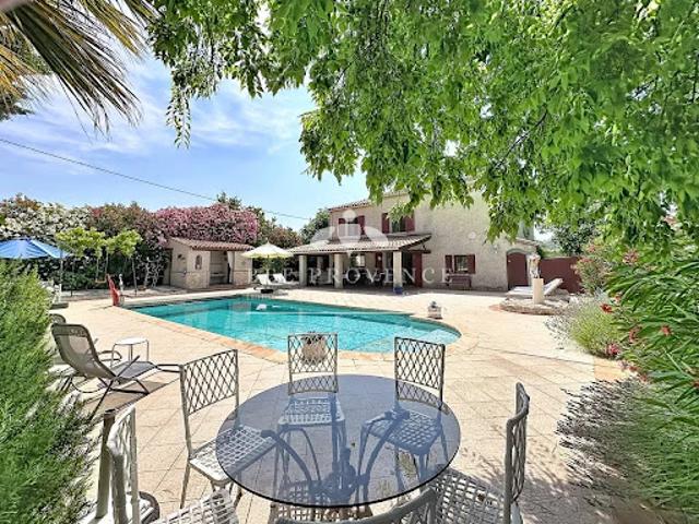 Villa avec piscine et terrasse