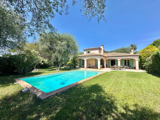 Villa avec piscine et terrasse