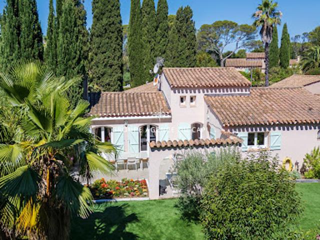Villa avec piscine et terrasse