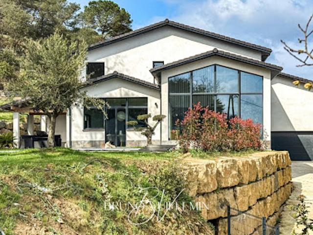 Villa avec piscine et terrasse
