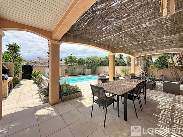 Villa avec piscine et terrasse