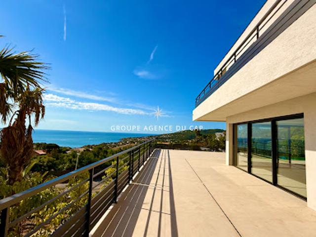 Villa avec piscine et terrasse