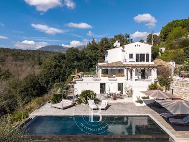 Villa avec piscine et terrasse