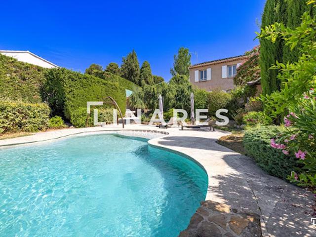 Villa avec piscine et terrasse
