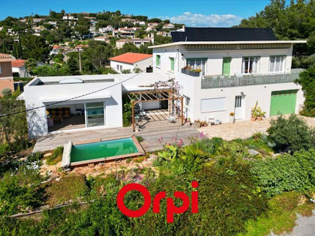 Villa avec piscine et terrasse