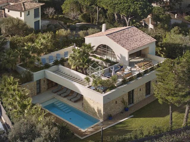 Villa avec piscine et terrasse