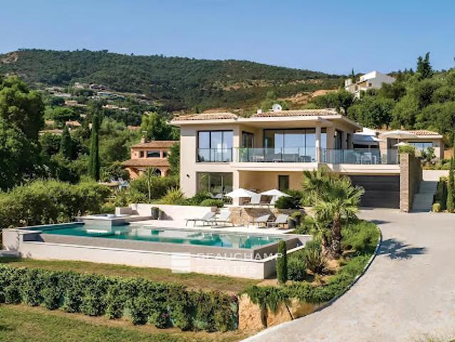 Villa avec piscine et terrasse