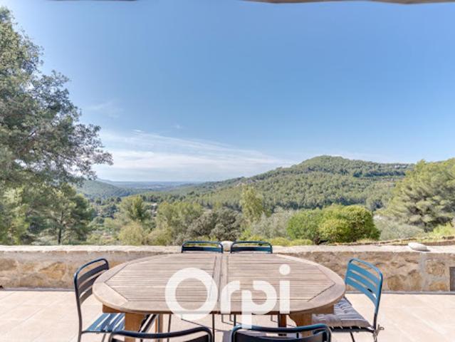 Villa avec piscine et terrasse