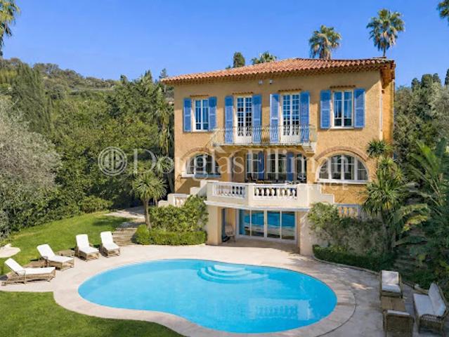 Villa avec piscine et terrasse