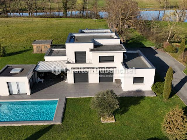 Villa avec piscine et terrasse