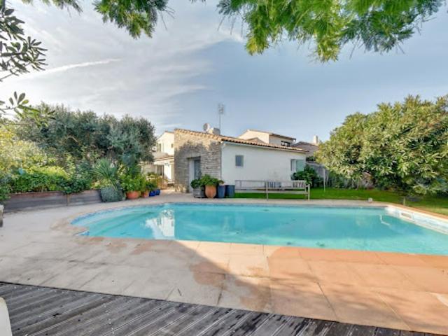 Villa avec piscine et terrasse