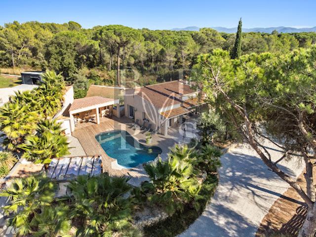 Villa avec piscine et terrasse