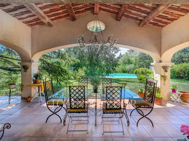 Villa avec piscine et terrasse