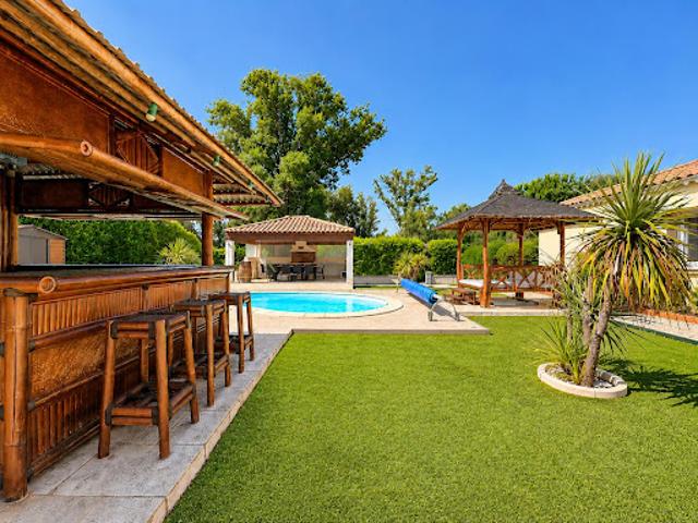 Villa avec piscine et terrasse