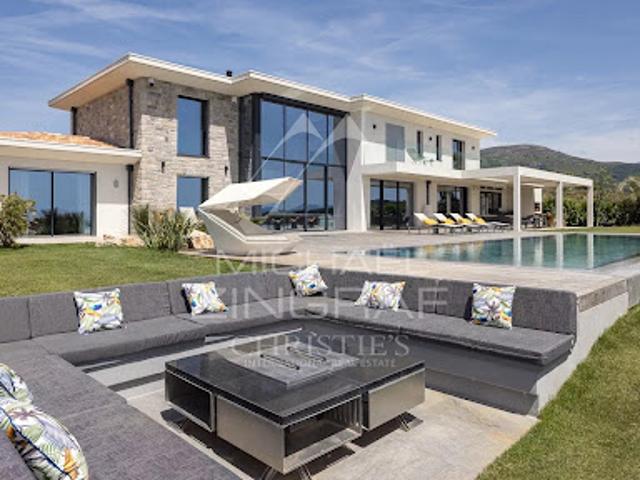 Villa avec piscine et terrasse
