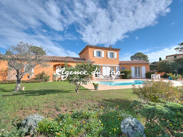 Villa avec piscine et terrasse