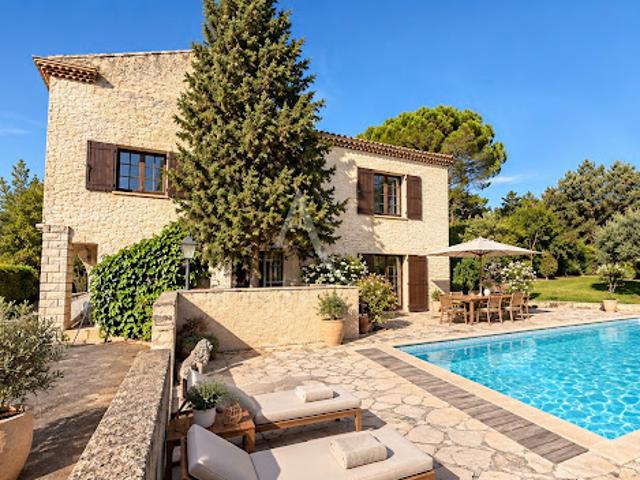 Villa avec piscine et terrasse